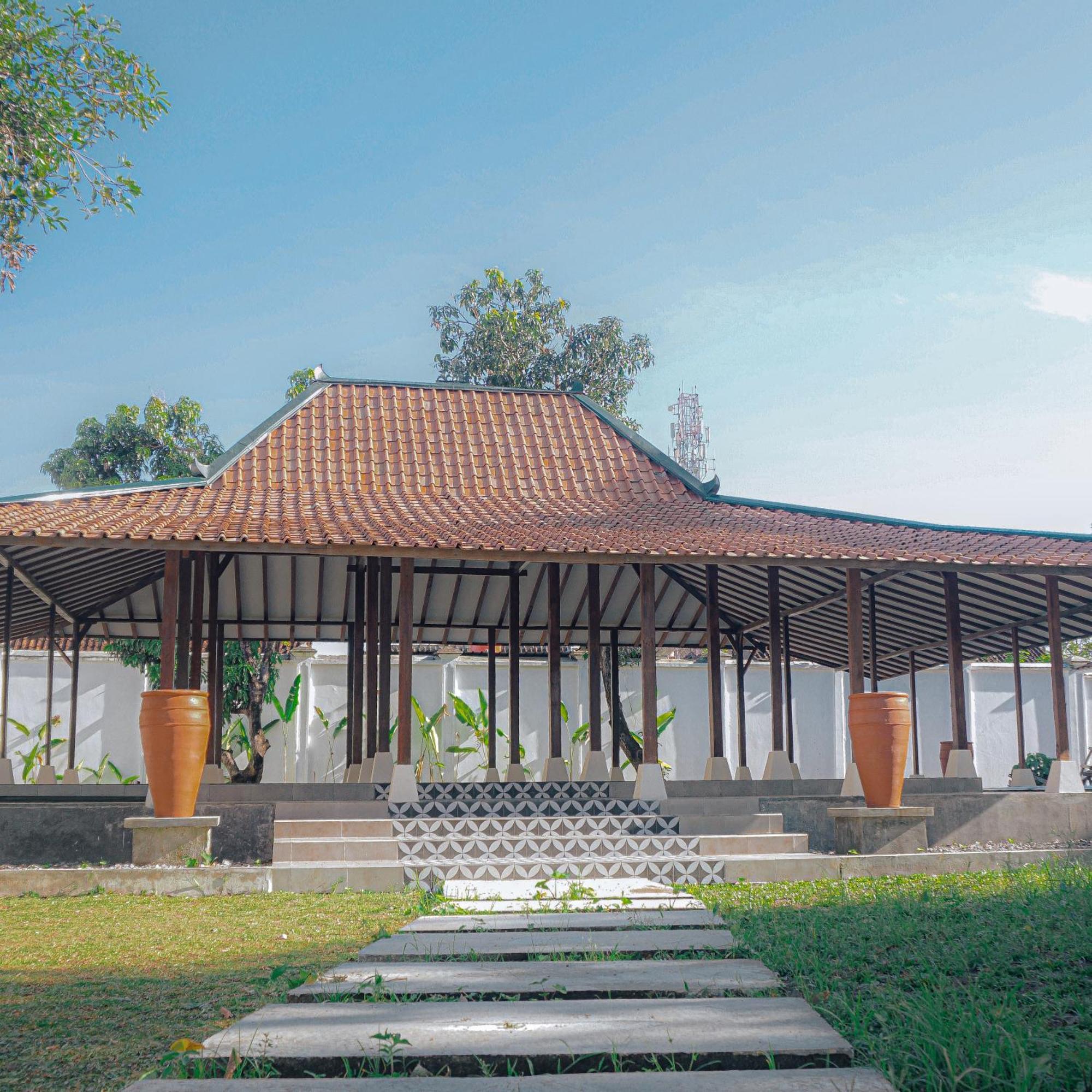 Royal Brongto Hotel Yogyakarta Exterior photo